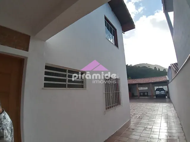 Casa com 390m² 5 quartos e 3 banheiros, à venda, no bairro Centro em Caraguatatuba