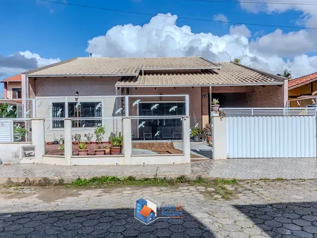 Casa com 347m² 3 quartos e 2 banheiros, à venda, no bairro Praia da Armação do Itapocoroi em Penha