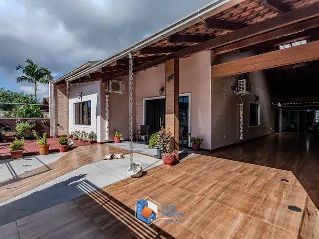 Casa com 347m² 3 quartos e 2 banheiros, à venda, no bairro Praia da Armação do Itapocoroi em Penha