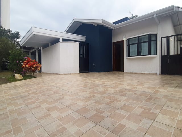 Casa 4 quartos e 3 banheiros, à venda, no bairro Parque São Luís em Taubaté