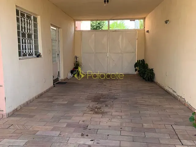 Casa 3 quartos e 4 banheiros, à venda, no bairro São Benedito em Pindamonhangaba