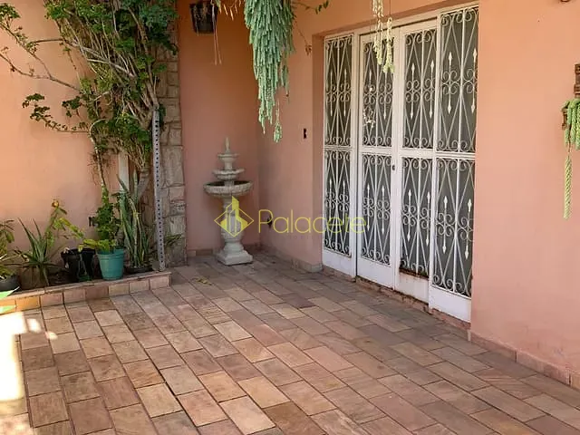 Casa 3 quartos e 4 banheiros, à venda, no bairro São Benedito em Pindamonhangaba