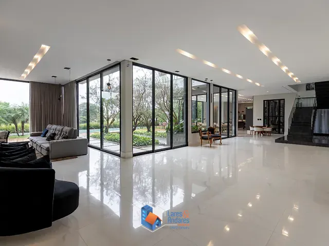 Casa com 1559m² 3 quartos e 6 banheiros, à venda, no bairro Residencial Fazenda Santa Maria em Cravinhos