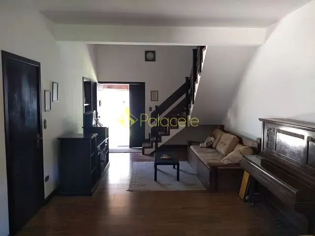 Casa com 450m² 3 quartos e 3 banheiros, à venda, no bairro Nossa Senhora do Perpétuo Socorro em Pindamonhangaba