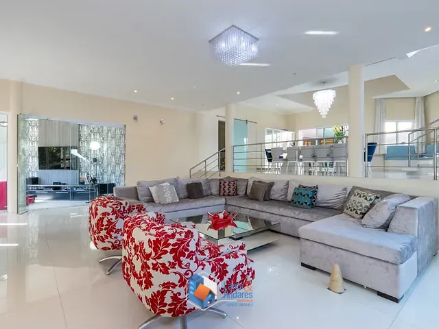 Casa com 700m² 5 quartos e 7 banheiros, à venda, no bairro Jardim Indaiá em Embu Das Artes