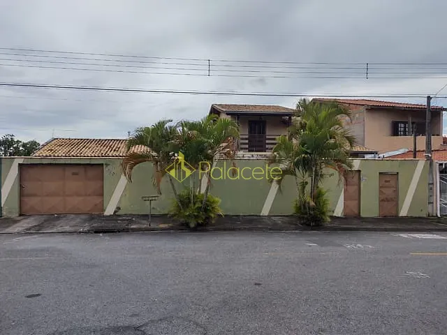 Casa com 500m² 3 quartos e 3 banheiros, à venda, no bairro Residencial Mombaça em Pindamonhangaba