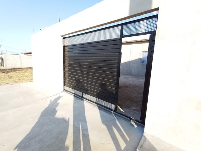 Casa com 300m² 4 quartos e 3 banheiros, à venda, no bairro Piracangaguá em Taubaté