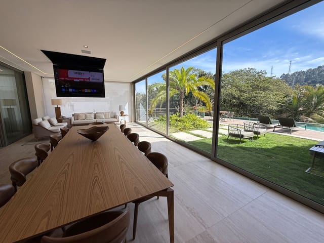 Casa com 1200m² 6 quartos e 8 banheiros, à venda, no bairro Tamboré em Santana de Parnaíba