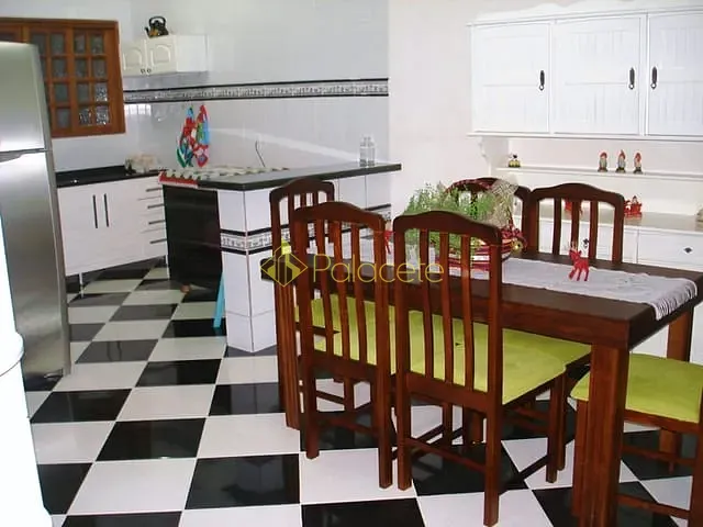 Casa com 325m² 3 quartos e 5 banheiros, à venda, no bairro Moreira César em Pindamonhangaba