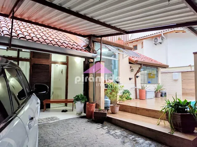 Casa com 300m² 3 quartos e 3 banheiros, à venda, no bairro Indaiá em Caraguatatuba