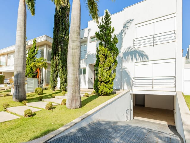 Casa com 488m² 4 quartos e 5 banheiros, à venda ou para alugar, no bairro  Alphaville em Barueri