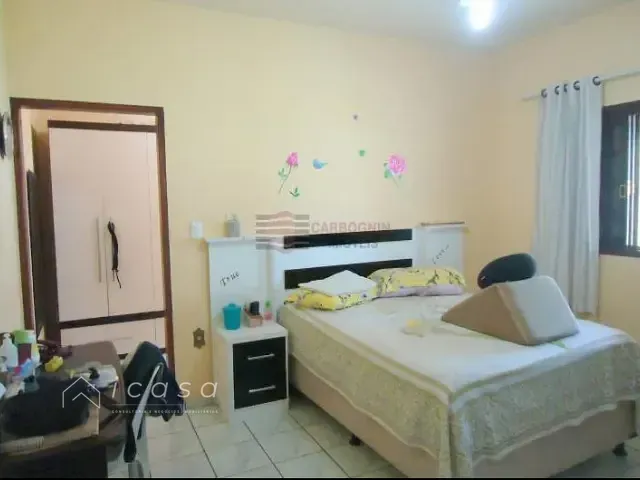 Casa com 1900m² 5 quartos e 3 banheiros, à venda, no bairro Sapé I em Caçapava