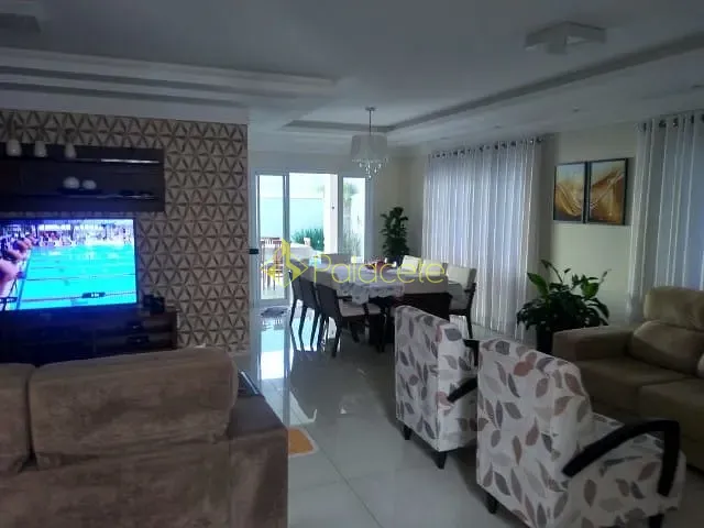 Casa com 250m² 4 quartos e 5 banheiros, à venda, no bairro Piracangaguá em Taubaté