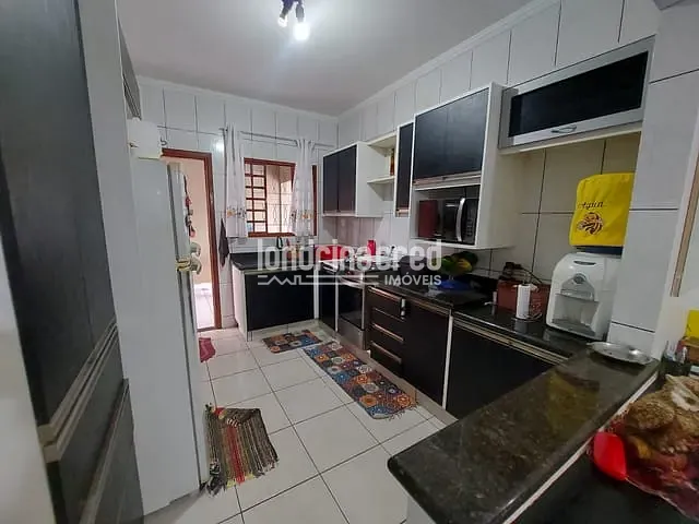 Casa com 300m² 3 quartos e 2 banheiros, à venda, no bairro Lagoa Dourada em Londrina