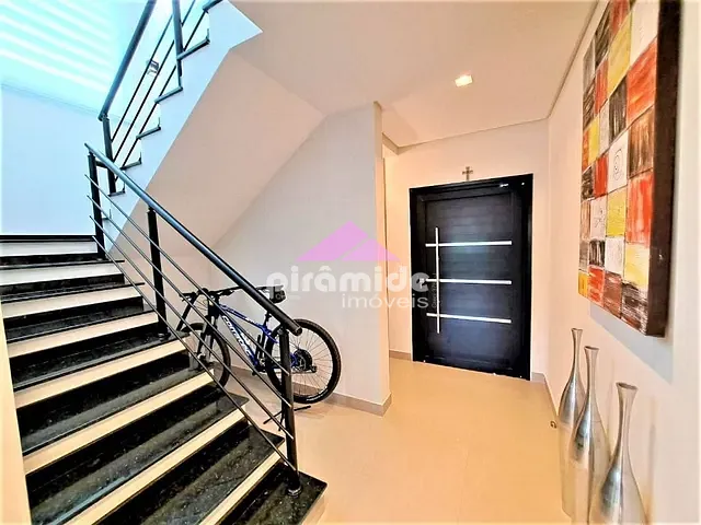 Casa com 300m² 4 quartos e 5 banheiros, à venda, no bairro Floresta em São José dos Campos