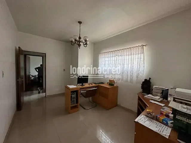 Casa com 600m² 3 quartos e 1 banheiro, à venda, no bairro Leonor em Londrina