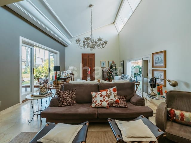 Casa com 700m² 4 quartos e 4 banheiros, à venda, no bairro Alphaville em Santana de Parnaíba