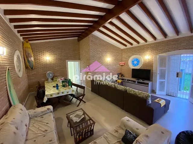 Casa com 300m² 4 quartos e 2 banheiros, à venda, no bairro Praia das Palmeiras em Caraguatatuba