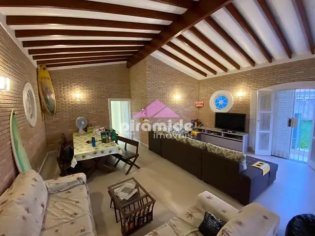 Casa com 300m² 4 quartos e 2 banheiros, à venda, no bairro Praia das Palmeiras em Caraguatatuba