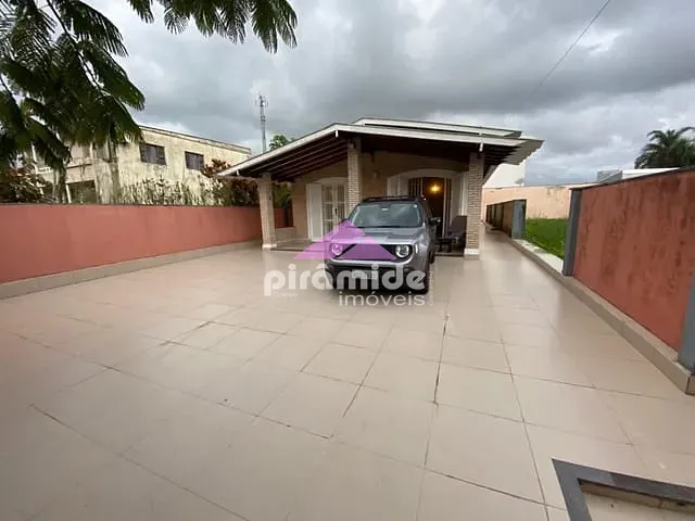 Casa com 300m² 4 quartos e 2 banheiros, à venda, no bairro Praia das Palmeiras em Caraguatatuba