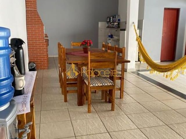 Casa com 375m² 3 quartos e 2 banheiros, à venda, no bairro Jardim Jaraguá em Taubaté