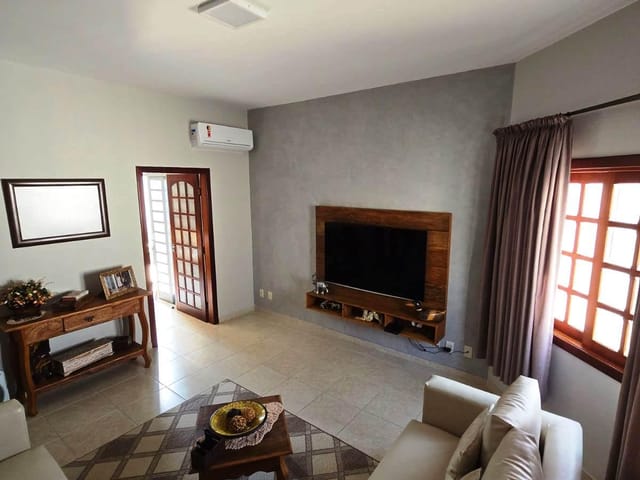 Casa com 300m² 2 quartos e 3 banheiros, à venda, no bairro Santana em Pindamonhangaba
