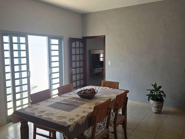 Casa com 300m² 2 quartos e 3 banheiros, à venda, no bairro Santana em Pindamonhangaba