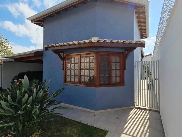 Casa com 300m² 2 quartos e 3 banheiros, à venda, no bairro Santana em Pindamonhangaba
