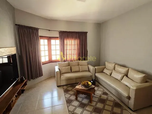 Casa com 300m² 2 quartos e 3 banheiros, à venda, no bairro Santana em Pindamonhangaba