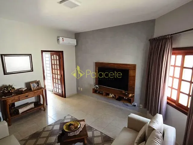 Casa com 300m² 2 quartos e 3 banheiros, à venda, no bairro Santana em Pindamonhangaba