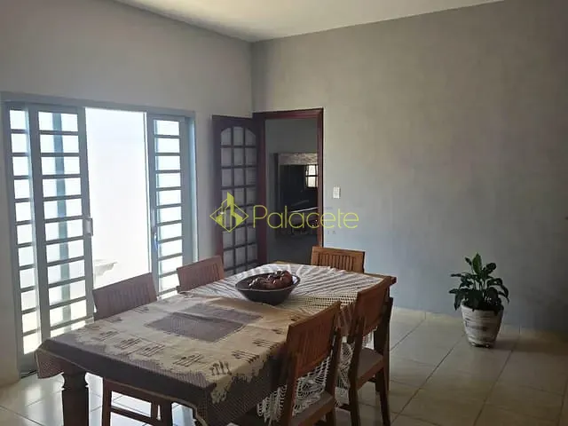 Casa com 300m² 2 quartos e 3 banheiros, à venda, no bairro Santana em Pindamonhangaba