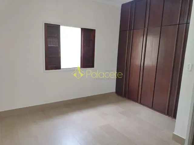Casa com 250m² 3 quartos e 3 banheiros, à venda, no bairro Parque São Jorge em Taubaté