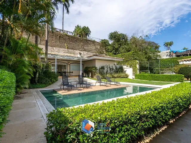 Casa com 1600m² 4 quartos e 6 banheiros, à venda, no bairro Jardim Leonor em São Paulo