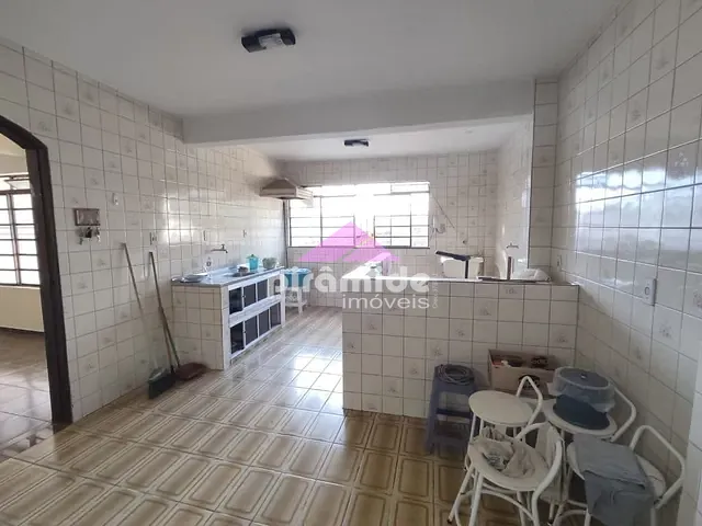 Casa com 300m² 3 quartos e 2 banheiros, à venda, no bairro Jardim Souto em São José dos Campos