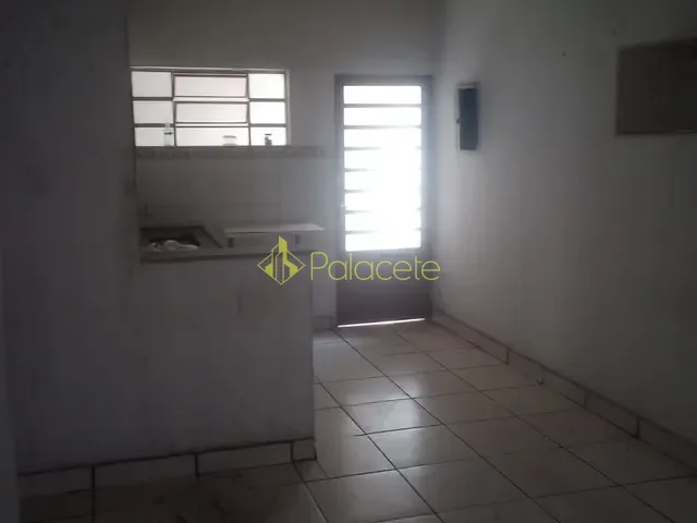 Casa 2 quartos e 1 banheiro, à venda, no bairro Estiva em Taubaté