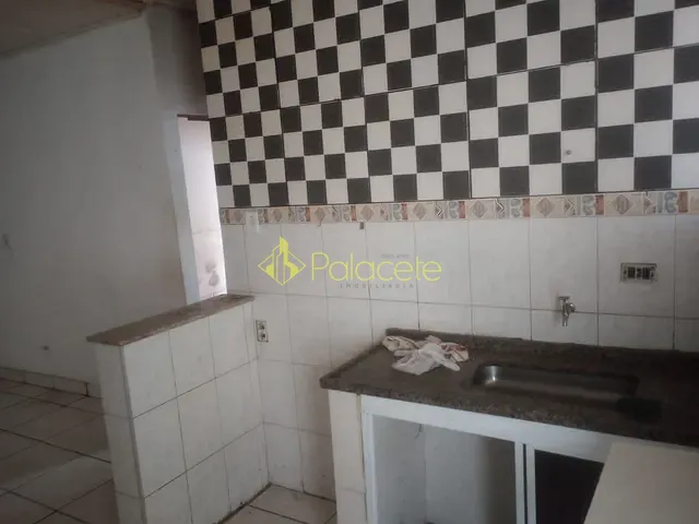Casa 2 quartos e 1 banheiro, à venda, no bairro Estiva em Taubaté