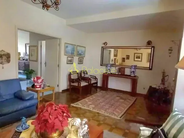 Casa à venda ou para alugar, no bairro Centro em Guaratinguetá