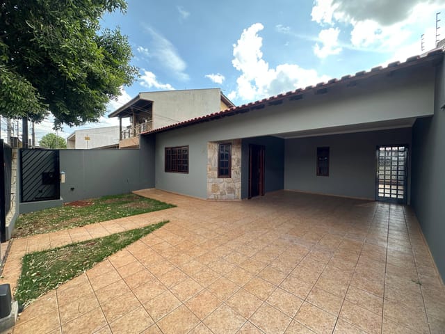 Foto do Casa - Casa na Região Leste de Londrina: 3 Quartos, 1 Suíte, Piso de Madeira, Edícula Completa com Churrasqueira e Ótima Localização | Londrina Cred Imóveis