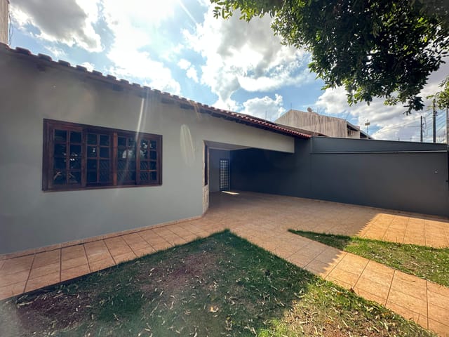 Foto do Casa - Casa na Região Leste de Londrina: 3 Quartos, 1 Suíte, Piso de Madeira, Edícula Completa com Churrasqueira e Ótima Localização | Londrina Cred Imóveis