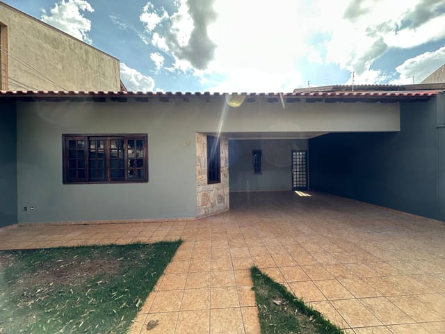 Foto do Casa - Casa na Região Leste de Londrina: 3 Quartos, 1 Suíte, Piso de Madeira, Edícula Completa com Churrasqueira e Ótima Localização | Londrina Cred Imóveis