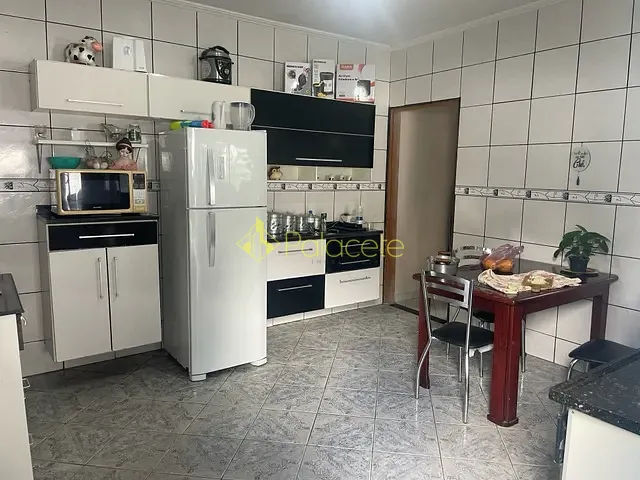 Casa com 250m² 2 quartos e 1 banheiro, à venda, no bairro Jardim Eloyna em Pindamonhangaba