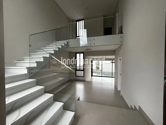 Casa com 263m² 3 quartos e 4 banheiros, à venda, no bairro CONDOMÍNIO ARAÇARI em Londrina