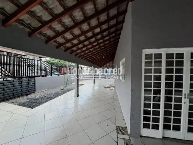 Casa com 252m² 3 quartos e 2 banheiros, à venda, no bairro Conjunto Habitacional Alexandre Urbanas em Londrina