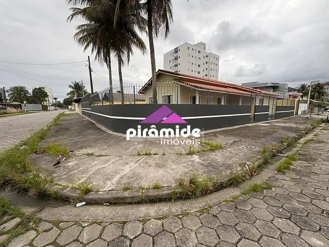 Casa com 630m², à venda, no bairro Martin de Sá em Caraguatatuba