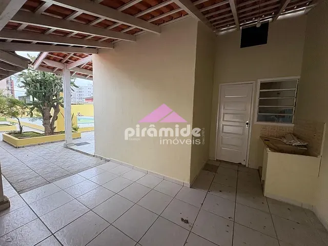 Casa com 630m², à venda, no bairro Martin de Sá em Caraguatatuba