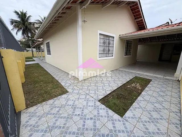 Casa com 630m², à venda, no bairro Martin de Sá em Caraguatatuba