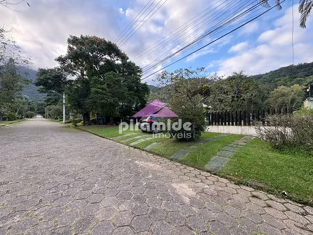 Casa com 720m² 3 quartos e 2 banheiros, à venda, no bairro Park Imperial em Caraguatatuba