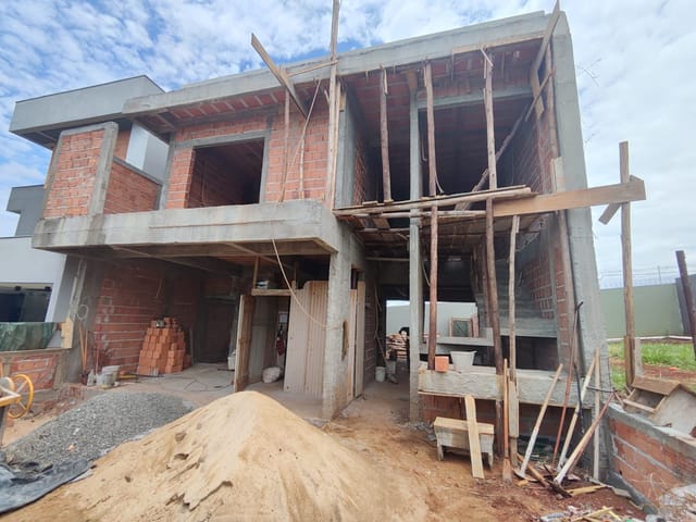 Foto do Casa - Casa à Venda no Condomínio Moradas do Vale, Londrina/PR: 3 Suítes, Cozinha Gourmet, Amplo Quintal e 4 Vagas de Garagem. Conforto e Sofisticação! | Londrina Cred Imóveis