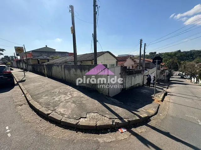 Casa com 300m² 2 quartos e 1 banheiro, à venda, no bairro Vila São Benedito em São José dos Campos