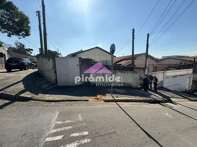 Casa com 300m² 2 quartos e 1 banheiro, à venda, no bairro Vila São Benedito em São José dos Campos